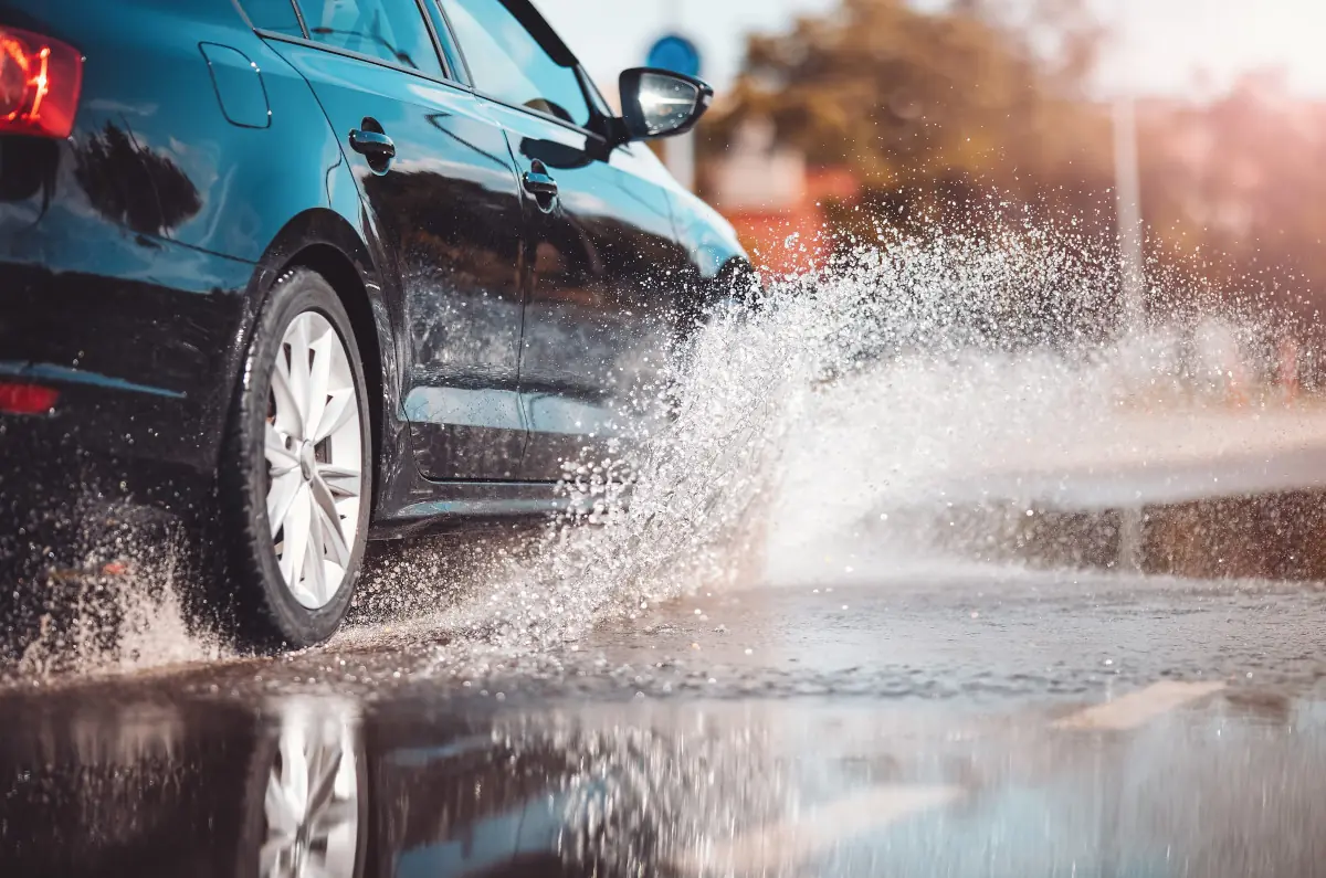 coche rápido en agua