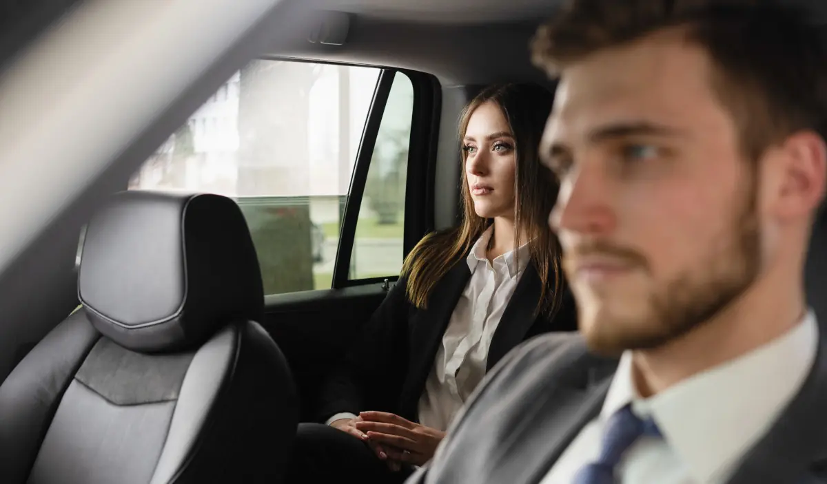 mujer en taxi de lujo